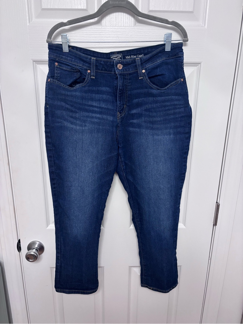 Mid-Rise Cropped Women's Jeans in Dark Blue Levi’s.